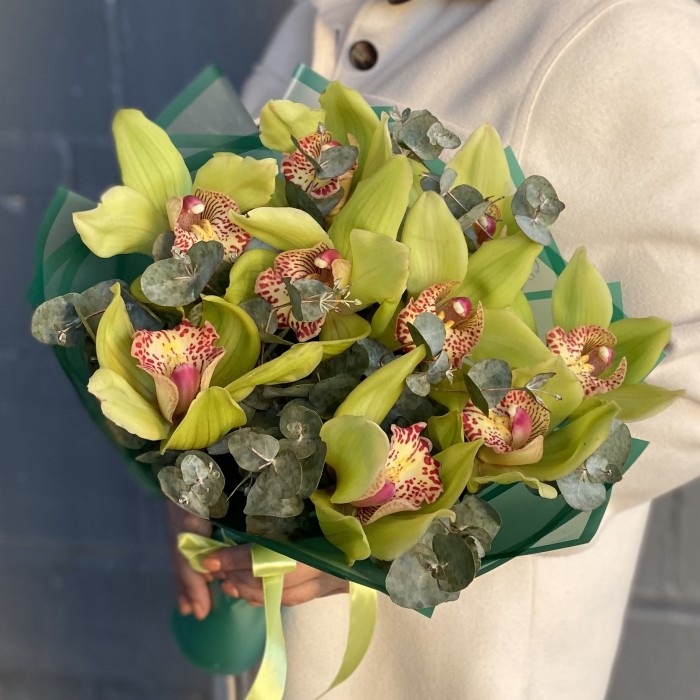 Букет из зеленых орхидей с эвкалиптом
