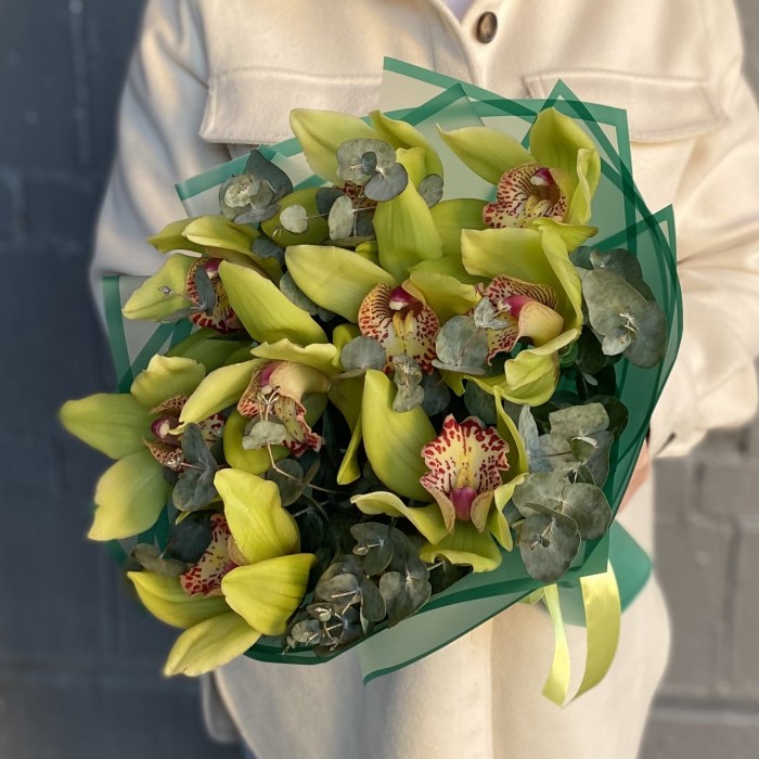 Букет из зеленых орхидей с эвкалиптом