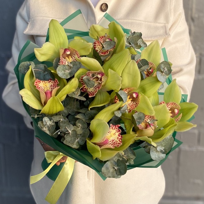 Букет из зеленых орхидей с эвкалиптом