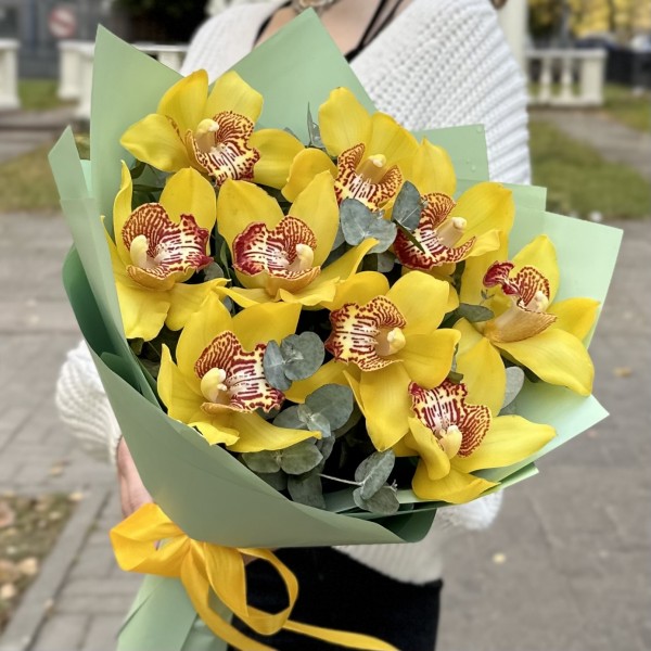 Букет из желтых орхидей с эвкалиптом