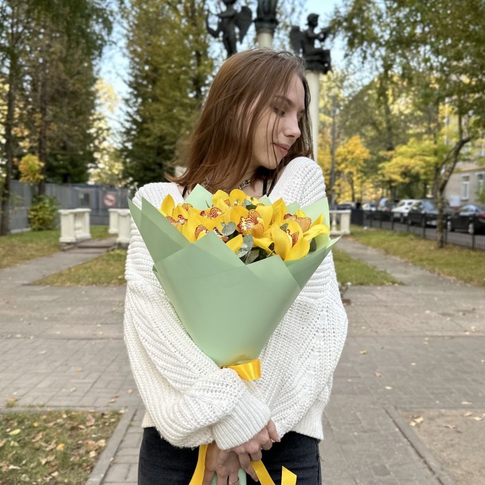 Букет из желтых орхидей с эвкалиптом