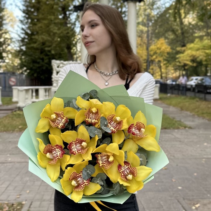 Букет из желтых орхидей с эвкалиптом