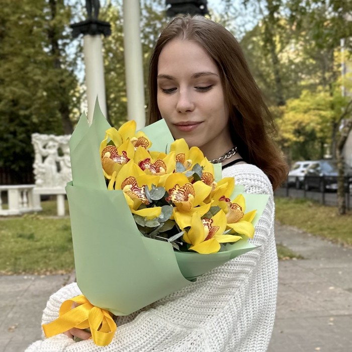 Букет из желтых орхидей с эвкалиптом