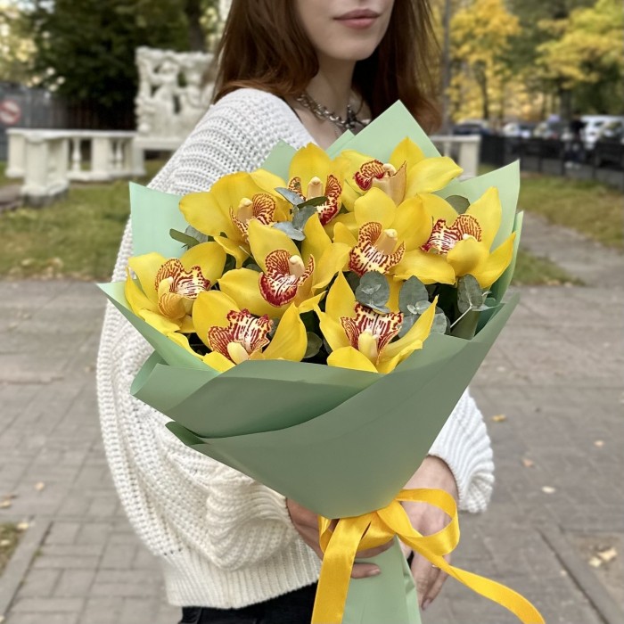 Букет из желтых орхидей с эвкалиптом