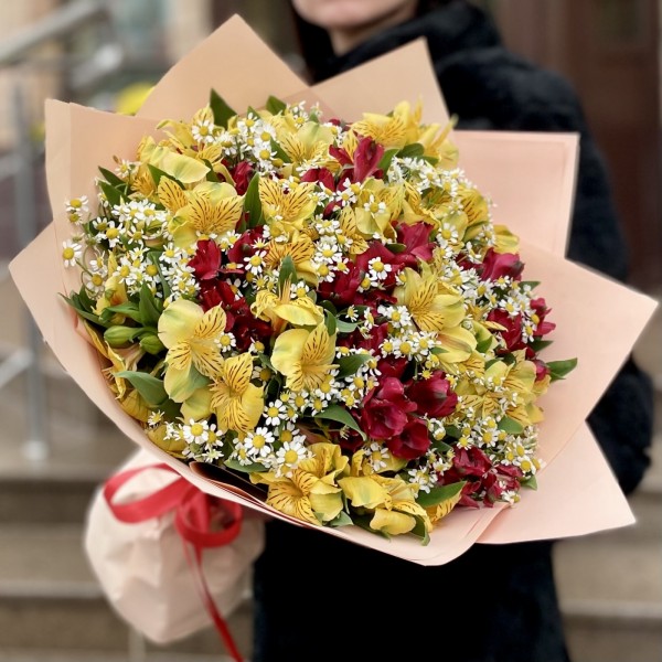 Букет красно-желтых альстромерий с ромашками