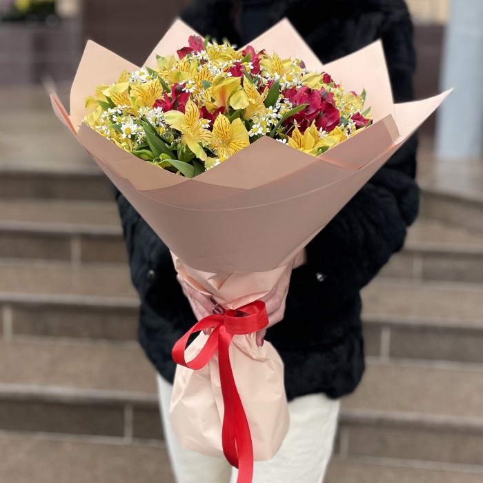 Букет красно-желтых альстромерий с ромашками