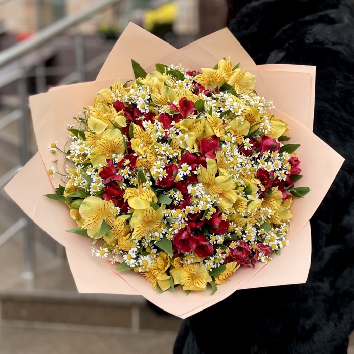 Букет красно-желтых альстромерий с ромашками
