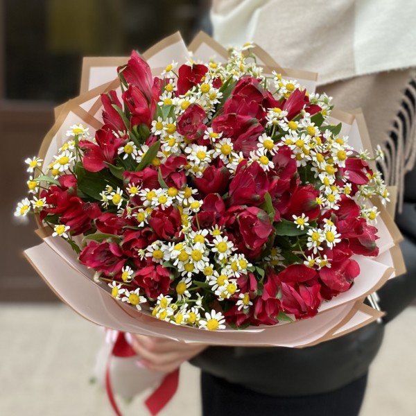 Букет красных альстромерий с ромашками