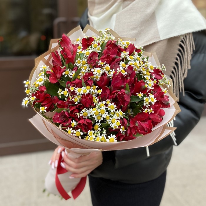 Букет красных альстромерий с ромашками