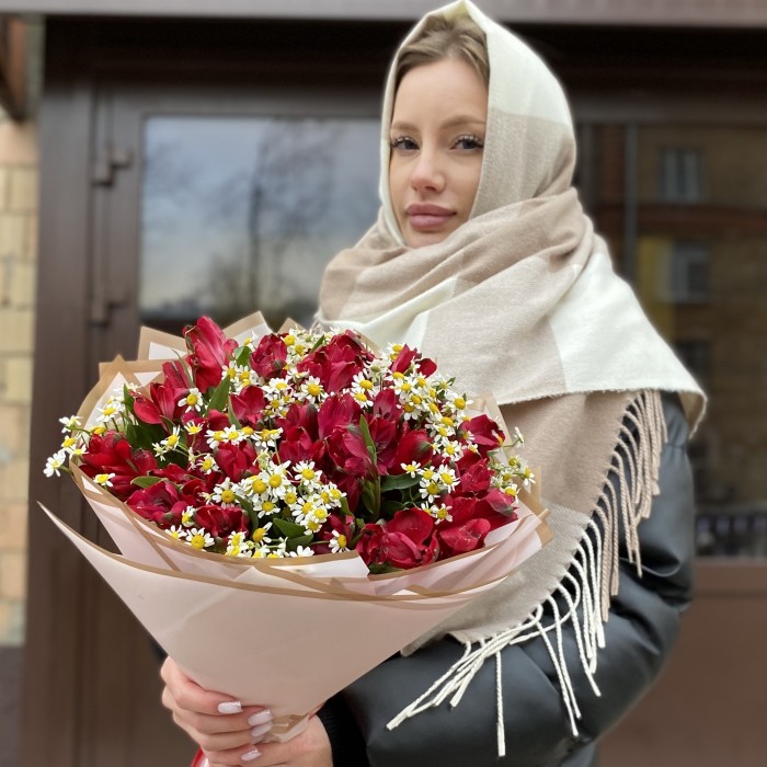 Букет красных альстромерий с ромашками
