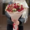 Букет красных альстромерий с ромашками
