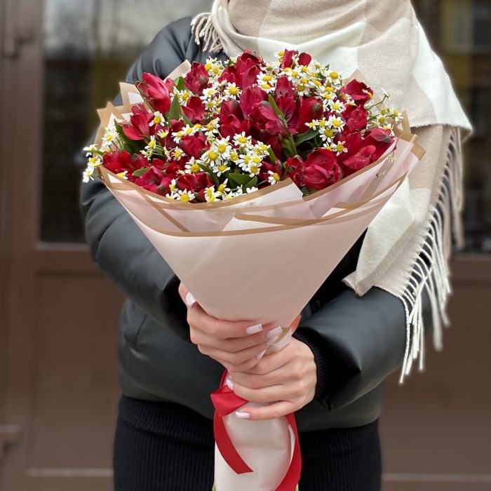 Букет красных альстромерий с ромашками