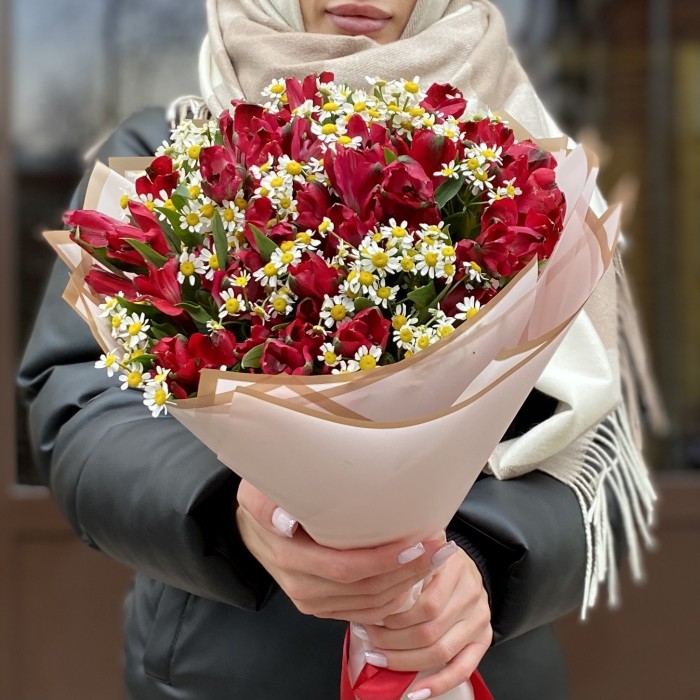 Букет красных альстромерий с ромашками