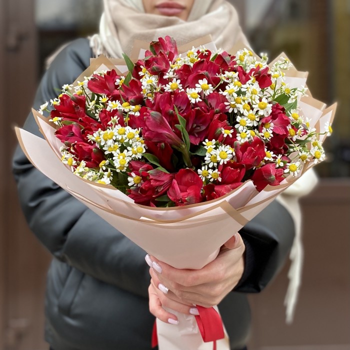 Букет красных альстромерий с ромашками