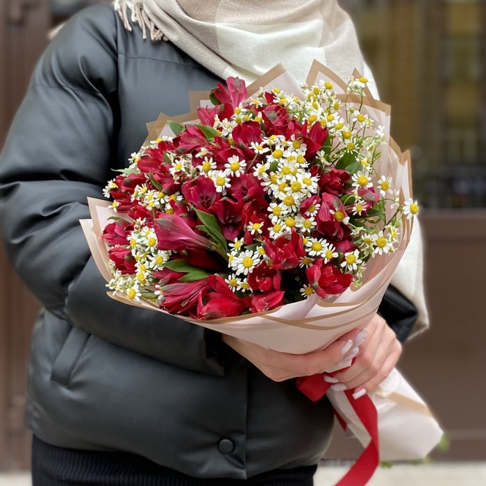 Букет красных альстромерий с ромашками