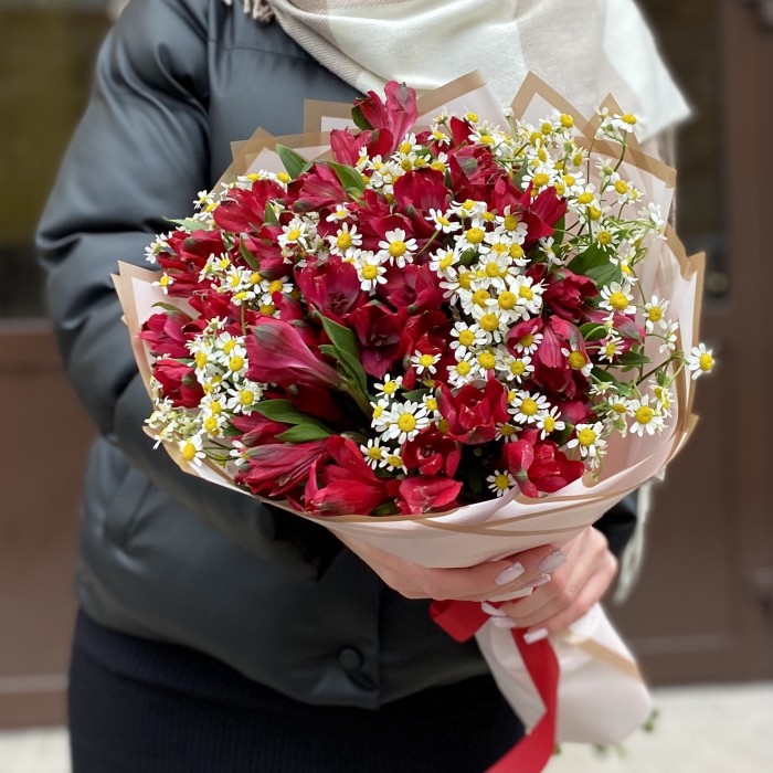 Букет красных альстромерий с ромашками