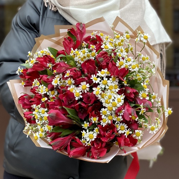 Букет красных альстромерий с ромашками