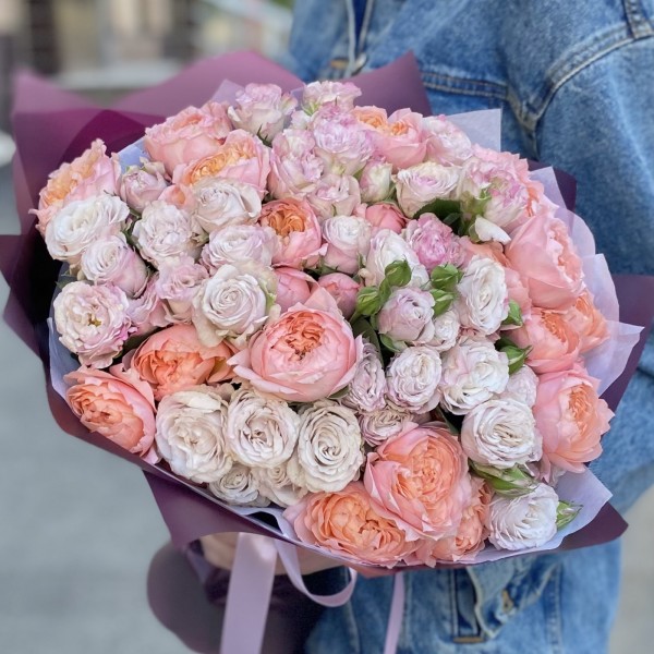 Букет кустовых пионовидных роз Энджел Бомбастик и Джульетта