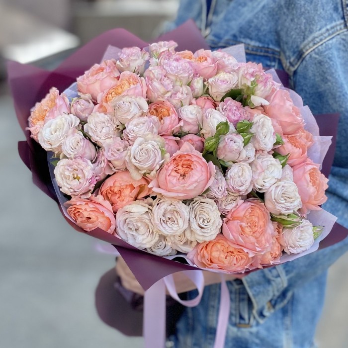 Букет кустовых пионовидных роз Энджел Бомбастик и Джульетта