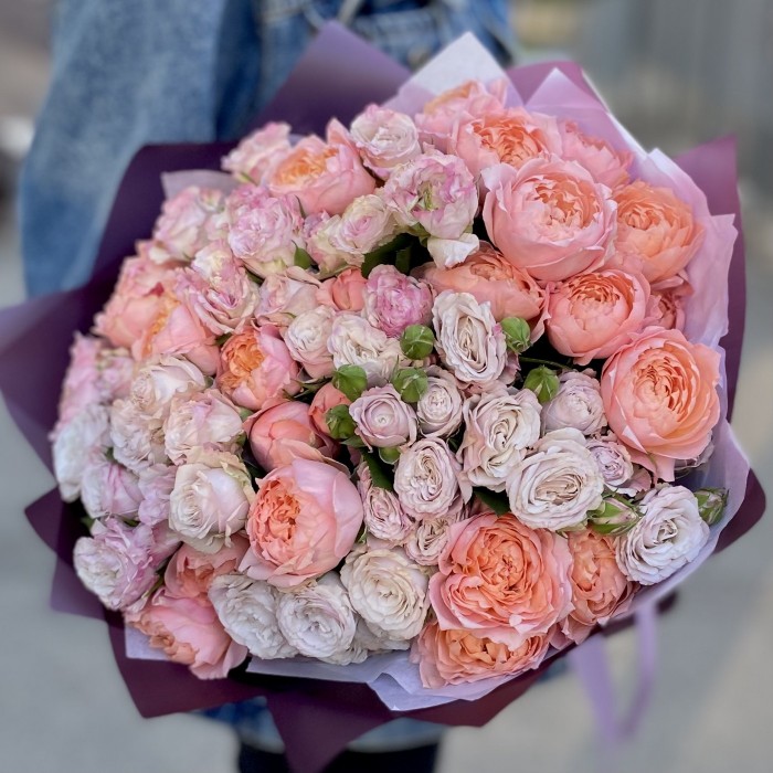 Букет кустовых пионовидных роз Энджел Бомбастик и Джульетта