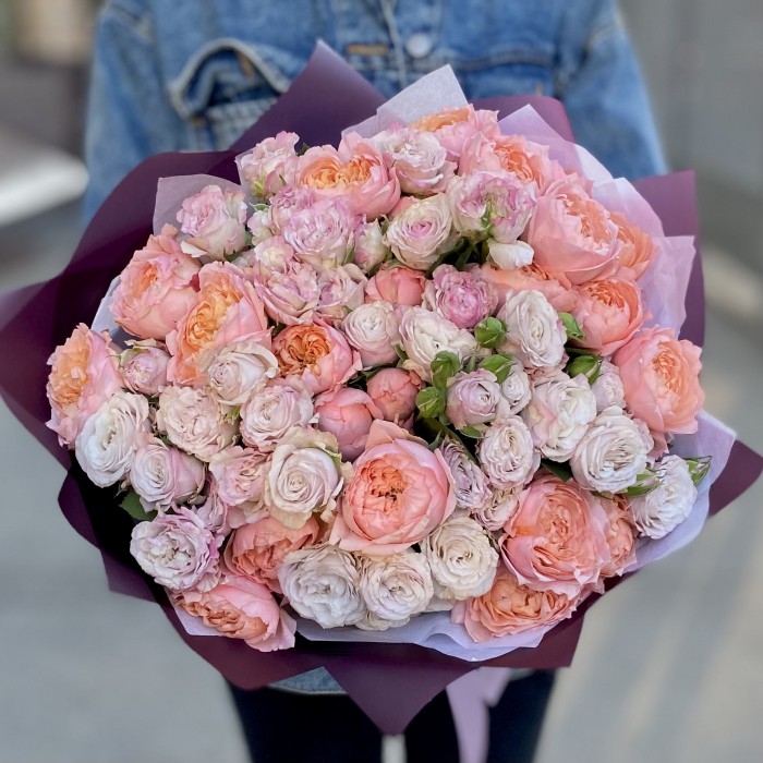 Букет кустовых пионовидных роз Энджел Бомбастик и Джульетта