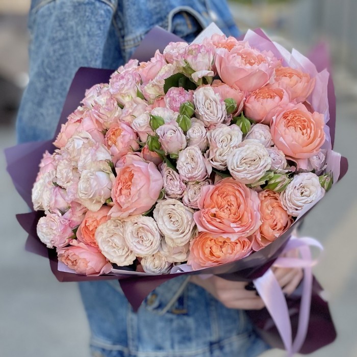Букет кустовых пионовидных роз Энджел Бомбастик и Джульетта