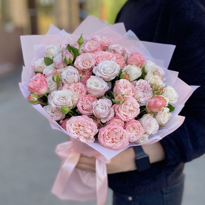 Букет кустовых пионовидных роз Энджел Бомбастик и Мадам Бомбастик