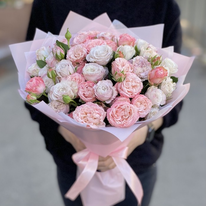 Букет кустовых пионовидных роз Энджел Бомбастик и Мадам Бомбастик