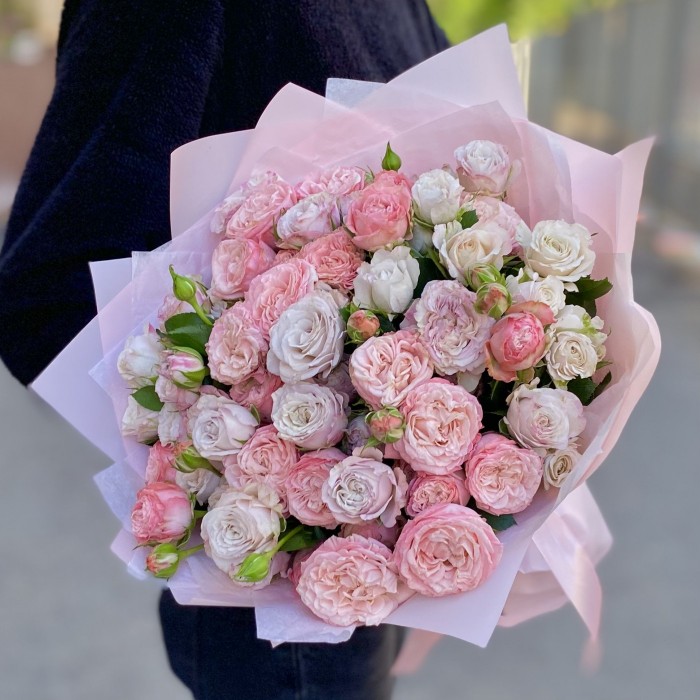 Букет кустовых пионовидных роз Энджел Бомбастик и Мадам Бомбастик