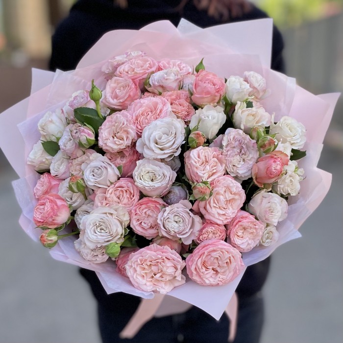 Букет кустовых пионовидных роз Энджел Бомбастик и Мадам Бомбастик