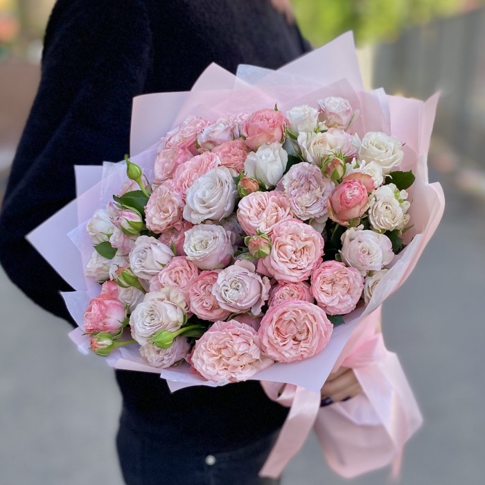Букет кустовых пионовидных роз Энджел Бомбастик и Мадам Бомбастик