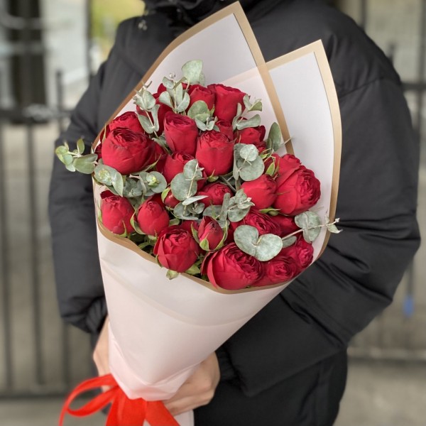 5 кустовых пионовидных роз Ред лэйс с эвкалиптом