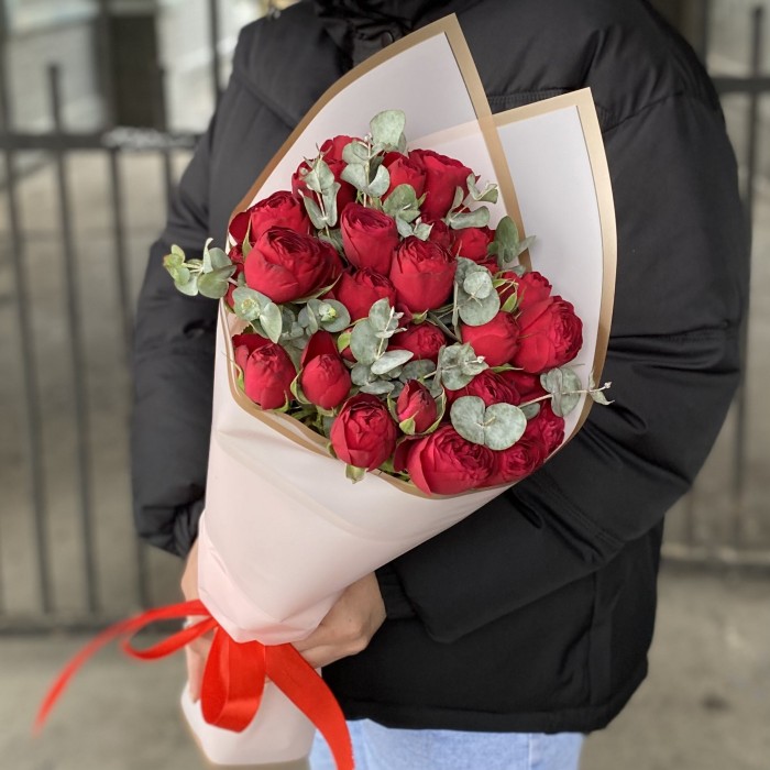 5 кустовых пионовидных роз Ред лэйс с эвкалиптом
