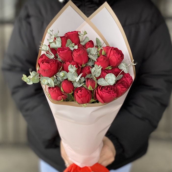 5 кустовых пионовидных роз Ред лэйс с эвкалиптом