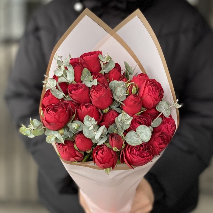 5 кустовых пионовидных роз Ред лэйс с эвкалиптом