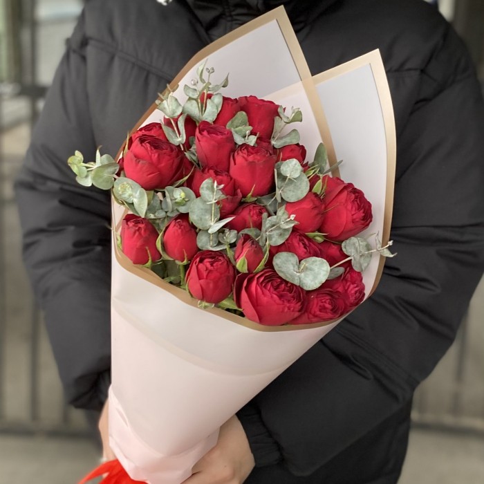 5 кустовых пионовидных роз Ред лэйс с эвкалиптом