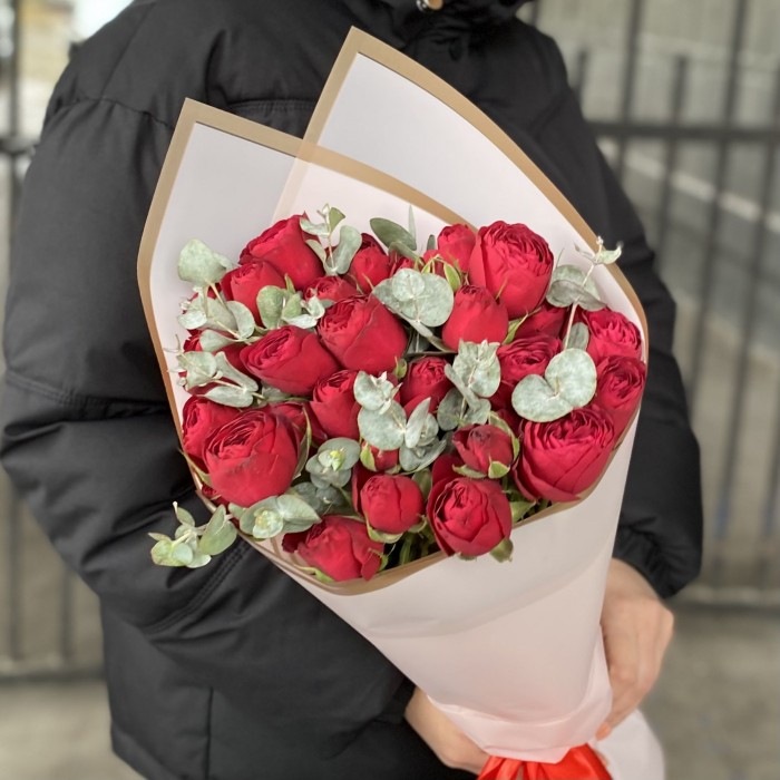 5 кустовых пионовидных роз Ред лэйс с эвкалиптом