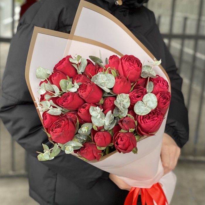 5 кустовых пионовидных роз Ред лэйс с эвкалиптом