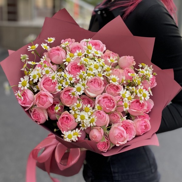 Букет кустовых роз Динара с ромашками