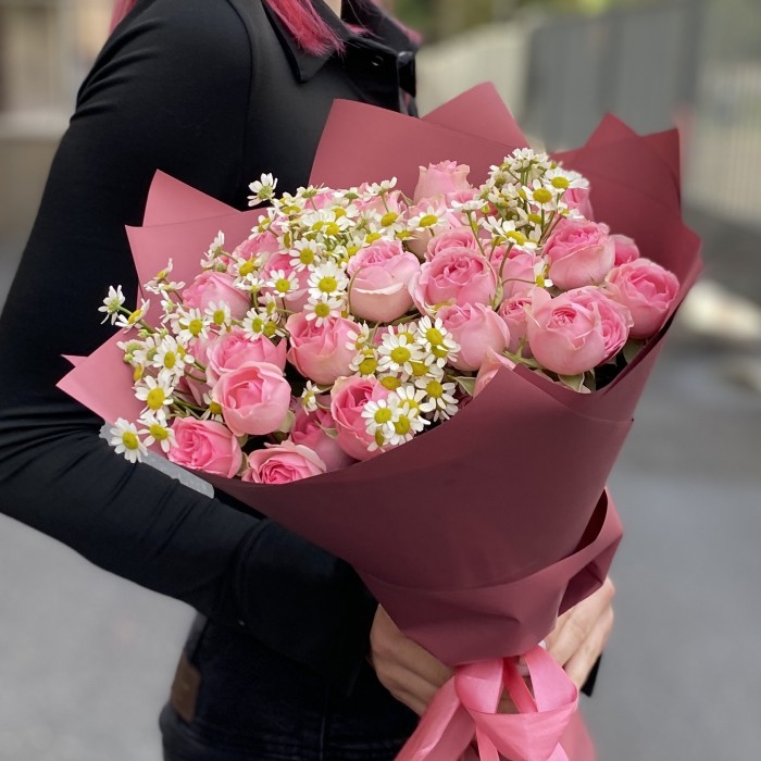 Букет кустовых роз Динара с ромашками