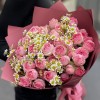Букет кустовых роз Динара с ромашками