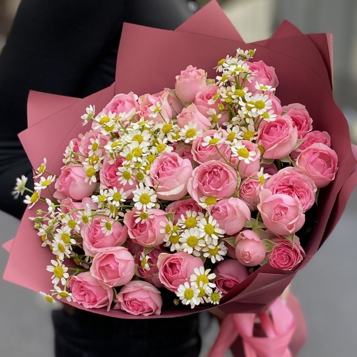 Букет кустовых роз Динара с ромашками