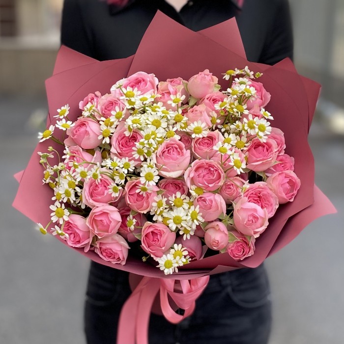 Букет кустовых роз Динара с ромашками