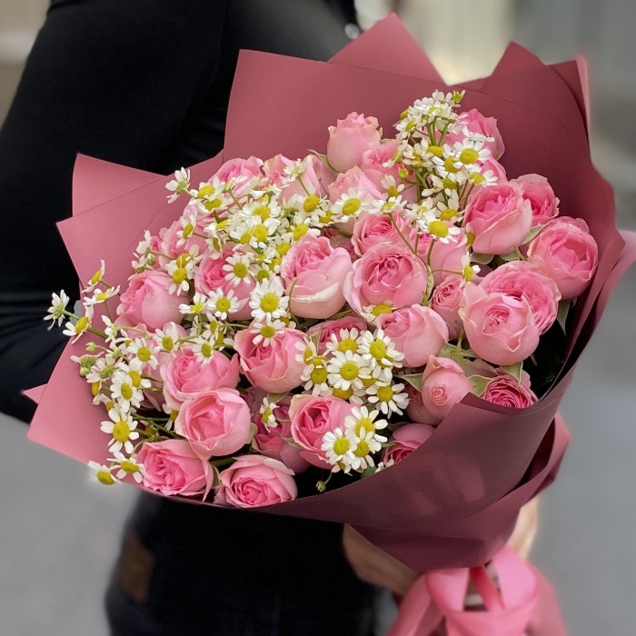 Букет кустовых роз Динара с ромашками