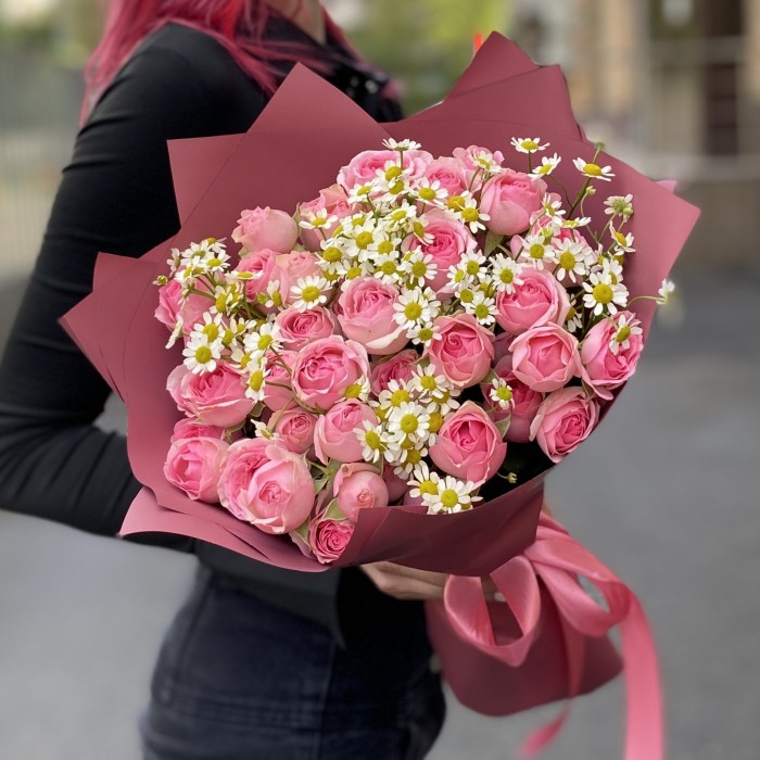Букет кустовых роз Динара с ромашками