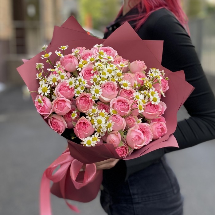 Букет кустовых роз Динара с ромашками