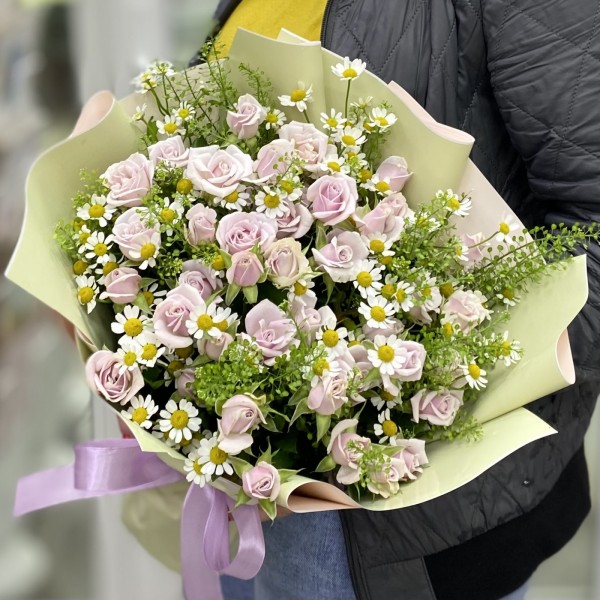 Букет кустовых роз Сильвер Шедоу с ромашкой