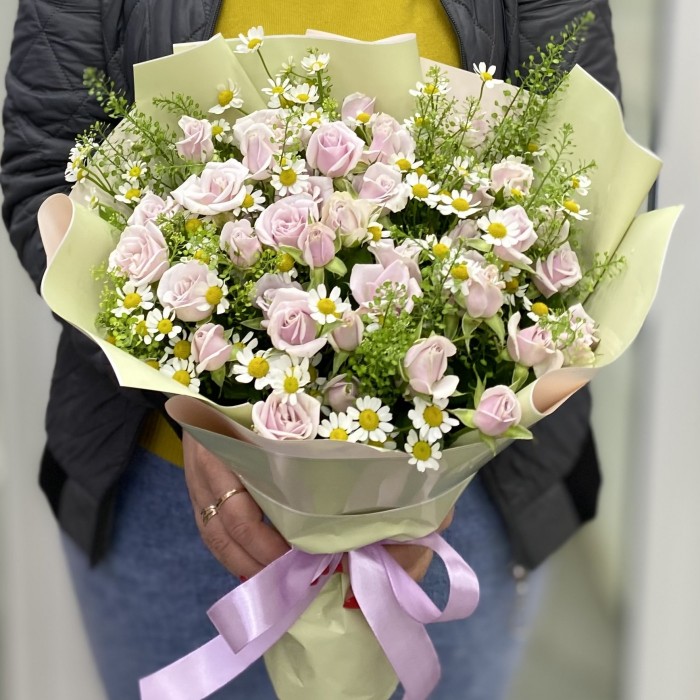 Букет кустовых роз Сильвер Шедоу с ромашкой