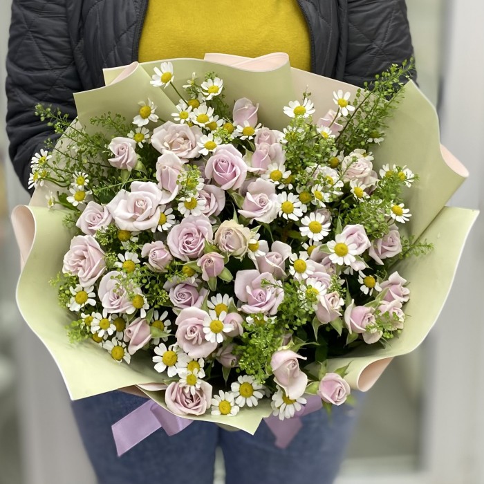 Букет кустовых роз Сильвер Шедоу с ромашкой