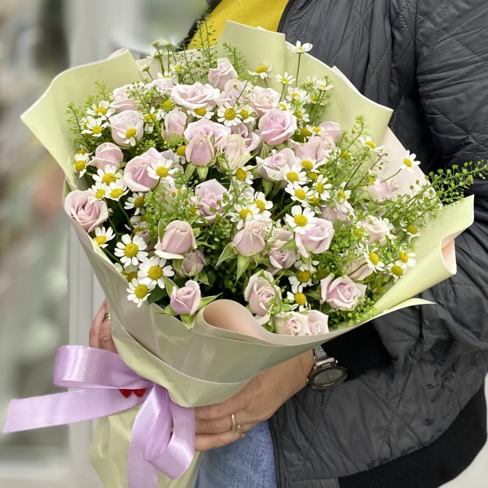 Букет кустовых роз Сильвер Шедоу с ромашкой